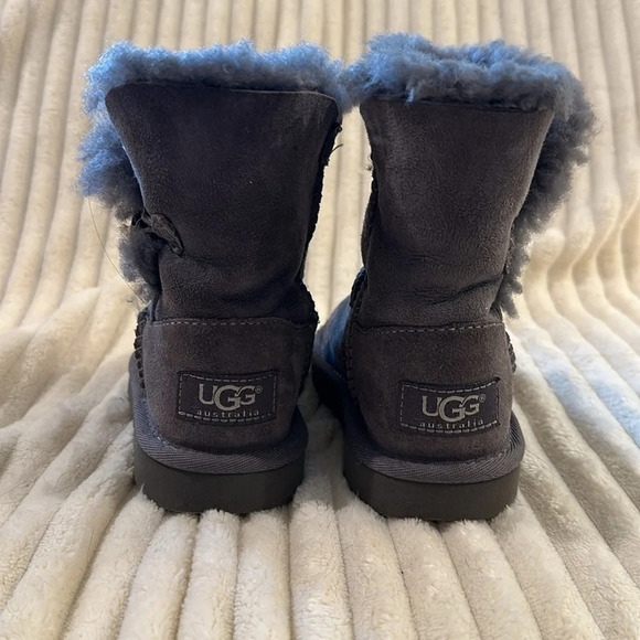 UGG - Classic Bailey Button Boots. Size 9 - Picture 4 of 8